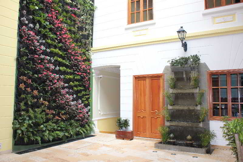 圣露西亚精品温泉酒店 波哥大 外观 照片 Vertical garden in a courtyard